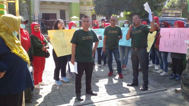 Warga Medan Geruduk Kantor Lurah, Minta Jalan Rusak Diperbaiki