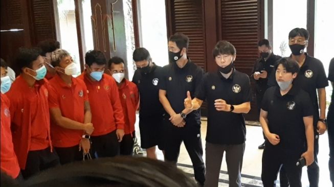 Shin Tae-yong saat memberikan pesan kepada pemain-pemain Timnas Indonesia (Suara.com/Adie Prasetyo Nugraha)