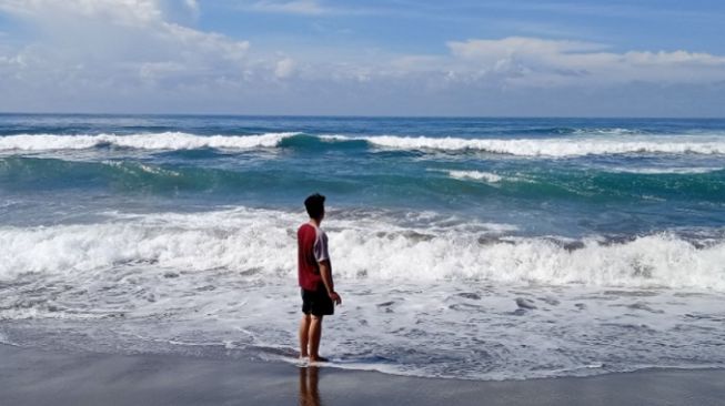 Keindahan Pantai Bopong di Kebumen