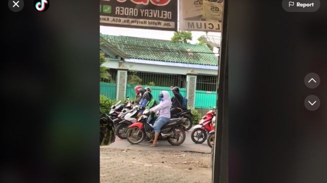 Viral! Penampilan Gadis Disebut Mirip Power Ranger Syariah, Begini Penampakannya