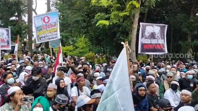 Gelombang protes kecaman dan penolakan terhadap ceramah Mizan Qudsiah di Lombok Timur, NTB  terus berlanjut. Hari ini, Kamis (06/01/2022) ribuan orang kembali turun ke jalan. [Foto : Suara.com/ Lalu Muhammad Helmi Akbar] 