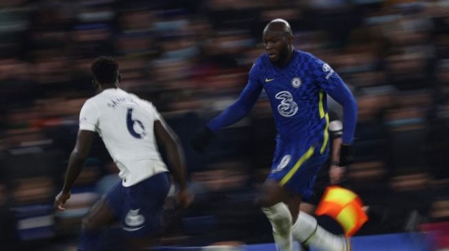 Penyerang Chelsea, Romelu Lukaku (kanan) coba melewati bek Tottenham Hotspur, Davinson Sanchez selama pertandingan leg pertama semi final Piala Liga Inggris antara Chelsea vs Tottenham Hotspur di Stamford Bridge, di London, Kamis (6/1/2022).Adrian DENNIS / AFP.