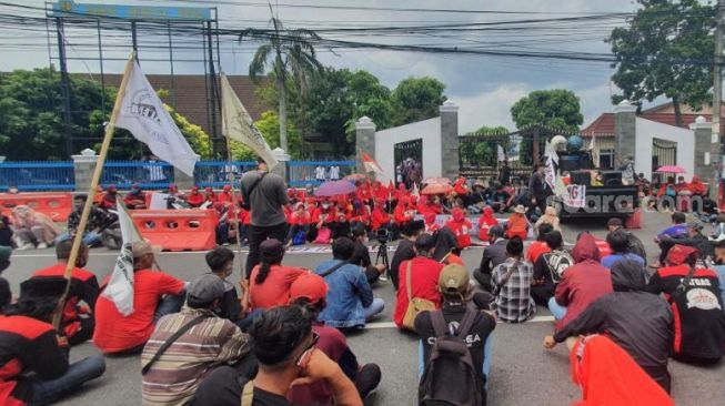 Ratusan warga Wadas menggelar aksi di depan kantor BBWS Serayu Opak di Kalurahan Caturtunggal, Kapanewon Depok, Kamis (6/1/2022) siang. - (SuaraJogja.id/Hiskia Andika)