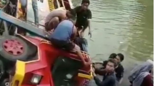 Mobil odong-odog terjatuh kedalam sungai di kota Depok [Instagram]