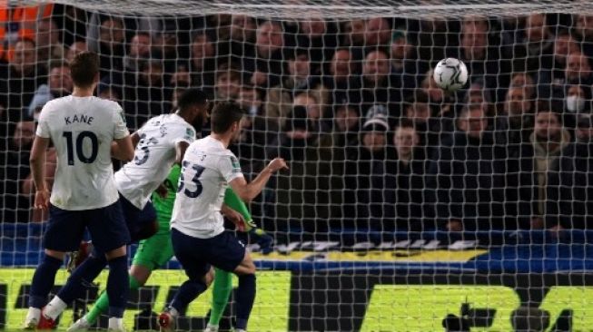 Momen Gol Bunuh Diri Kocak Ben Davies di Laga Chelsea vs Tottenham Hotspur