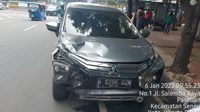 Kurang Konsentrasi, Pengemudi XPander Tabrak Pengendara Motor Di Jalan MH Thamrin