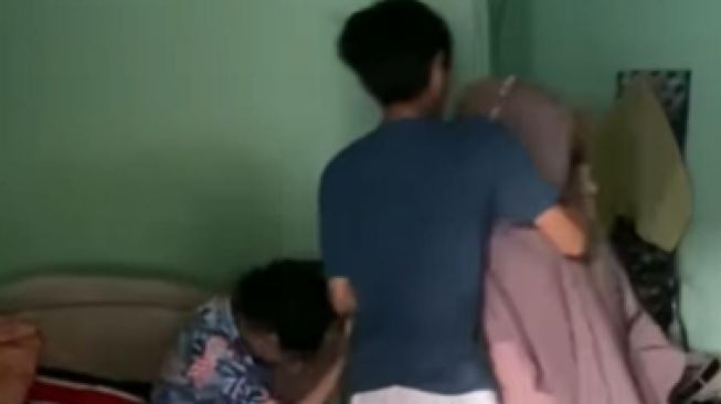 Viral, Pelakor yang Tak Merasa Berdosa Digrebek oleh Istri Sah