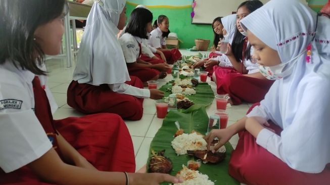 Syukuran PTM Terbatas, Siswa SD di Magelang SantapNasi Kembulan