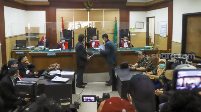 Suasana jalannya sidang kasus wanprestasi dana inventasi yang melibatkan Ustaz Yusuf Mansur di Pengadilan Negeri Tangerang, Banten, Kamis (6/1/2021). [Suara.com/Alfian Winanto]