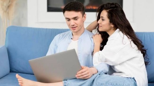 Perlu Tahu, Ini 7 Perilaku Romantis Pria Cuek saat Jatuh Cinta