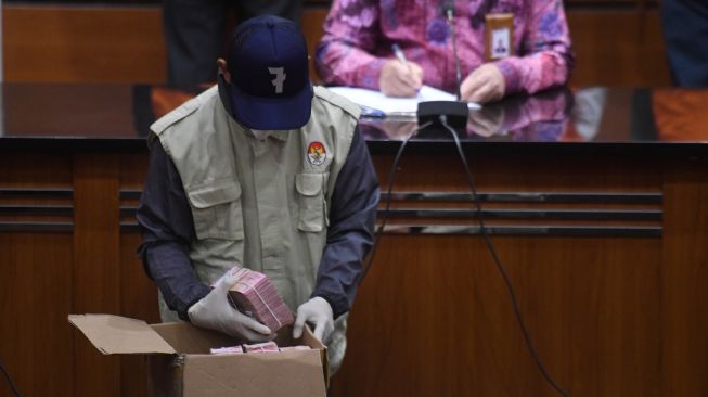 Petugas KPK menunjukan barang bukti berupa uang saat konferensi pers terkait operasi tangkap tangan Wali Kota Bekasi Rahmat Effendi di gedung KPK, Jakarta, Kamis (6/1/2022).  ANTARA FOTO/Hafidz Mubarak 

