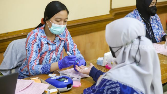 Warga mengikuti kegiatan donor darah di Masjid Agung Al-Azhar, Jakarta Pusat, Jumat (7/1/2022). [Suara.com/Alfian Winanto]