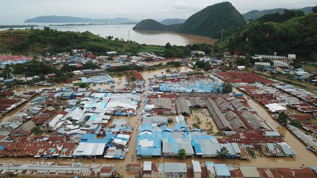 Suasana Pasar Youtefa yang terendam banjir di Abepura, Jayapura, Papua, Jumat (7/1/2022).  ANTARA FOTO/Fredy Fakdawer