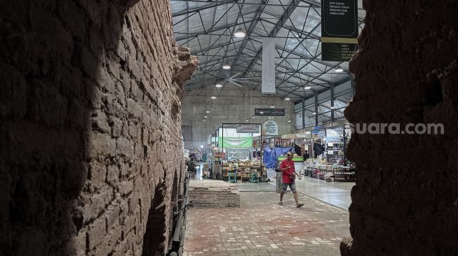 Pengunjung berjalan di Rest Area KM 260B Heritage-Banjaratma di ruas Tol Pejagan-Pemalang, Kabupaten Brebes, Jawa Tengah, Kamis (6/1/2021). [Suara.com/Angga Budhiyanto]