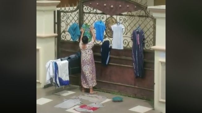 Viral! Kelakuan Emak-emak Numpang Jemur Pakaian di Pagar Rumah Mewah