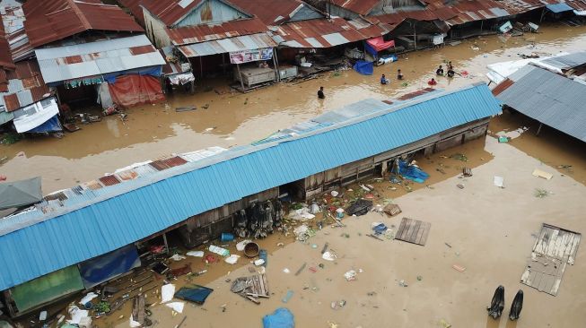 BMKG mengatakan banjir Jayapura turut dipicu oleh dinamika atmosfer. Foto: Suasana Pasar Youtefa yang terendam banjir di Abepura, Jayapura, Papua, Jumat (7/1/2022). Setidaknya enam orang meninggal dalam bencana ini. [Antara/Fredy Fakdawer]