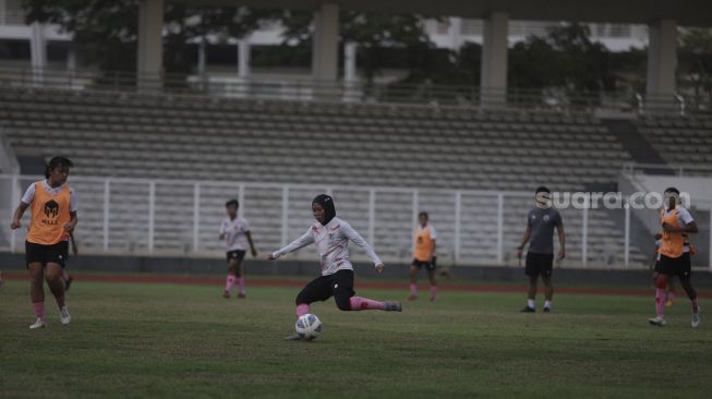 Sejumlah pesepak bola Timnas Putri Indonesia berlatih saat pemusatan latihan di Stadion Madya, kompleks Stadion Utama Gelora Bung Karno (SUGBK), Senayan, Jakarta, Jumat (7/1/2022). [Suara.com/Angga Budhiyanto]