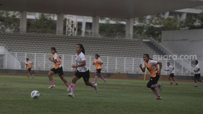 Sejumlah pesepak bola Timnas Putri Indonesia berlatih saat pemusatan latihan di Stadion Madya, kompleks Stadion Utama Gelora Bung Karno (SUGBK), Senayan, Jakarta, Jumat (7/1/2022). [Suara.com/Angga Budhiyanto]