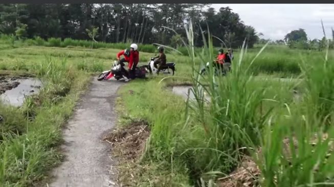 Bupati Gianyar,I Made Agus Mahayastra bersama istrinya jatuh dari motor trail yang dikendarainya, Kamis (6/1/2022).