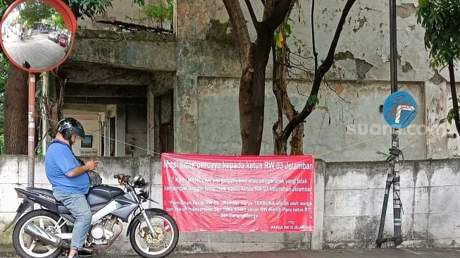 Tensi Pemilihan Ketua RW 03 Jelambar Meninggi, Muncul Spanduk Mosi Tidak Percaya