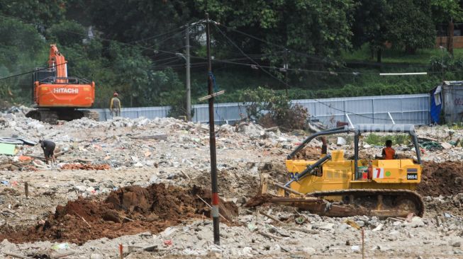 Alat-alat berat digunakan saat proses pembangunan waduk Lebak Bulus di Jakarta Selatan, Jumat (7/1/2022). [Suara.com/Alfian Winanto]