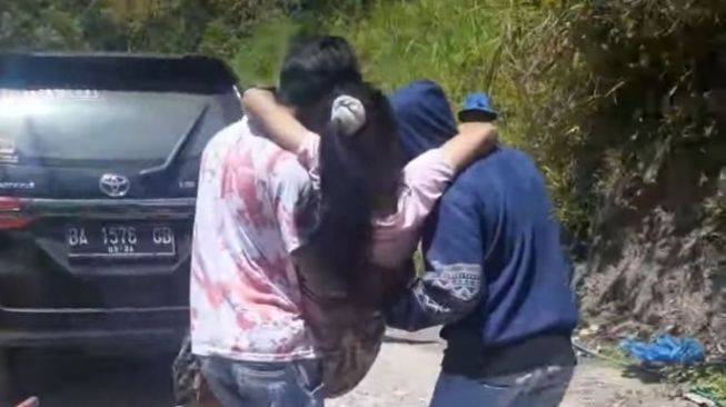 Viral Ibu Hamil Digendong Dua Pemuda di Pesisir Selatan Gegara Jalan Rusak