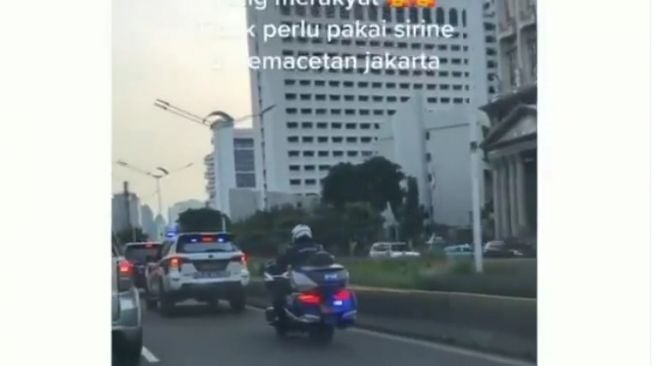 Mobil berpelat dinas TNI saat melintas di jalan macet bikin salut (Instagram)