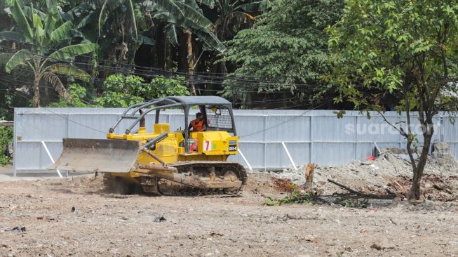 Alat-alat berat digunakan saat proses pembangunan waduk Lebak Bulus di Jakarta Selatan, Jumat (7/1/2022). [Suara.com/Alfian Winanto]