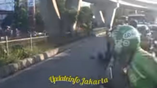 Seorang pengendara sepeda motor ditabrak hingga terjatuh dari flyover Pesing, Cengkareng, Jakarta Barat. Peristiwa ini terekam kamera hingga videonya viral di media sosial. (tangkap layar/ist)