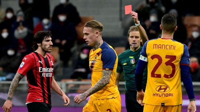 Bek Roma Rick Karsdorp bereaksi saat menerima kartu merah saat pertandingan sepak bola Serie A Italia AC Milan melawan AS Roma di stadion San Siro, Milan, Italia,  Jumat (7/1/2022) dini hari WIB.  Miguel MEDINA / AFP