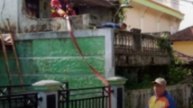 Anak Bakar Sampah, Rumah di Sukabumi Dilahap Si Jago Merah