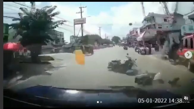 Honda Scoopy remuk usai menabrak mobil damkar yang melintas di jalan (Instagram)
