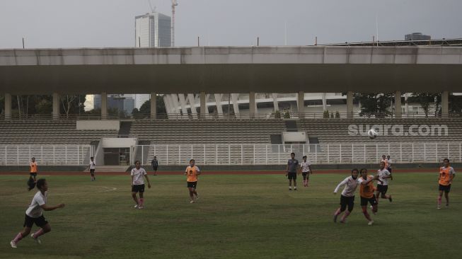 Sejumlah pesepak bola Timnas Putri Indonesia berlatih saat pemusatan latihan di Stadion Madya, kompleks Stadion Utama Gelora Bung Karno (SUGBK), Senayan, Jakarta, Jumat (7/1/2022). [Suara.com/Angga Budhiyanto]