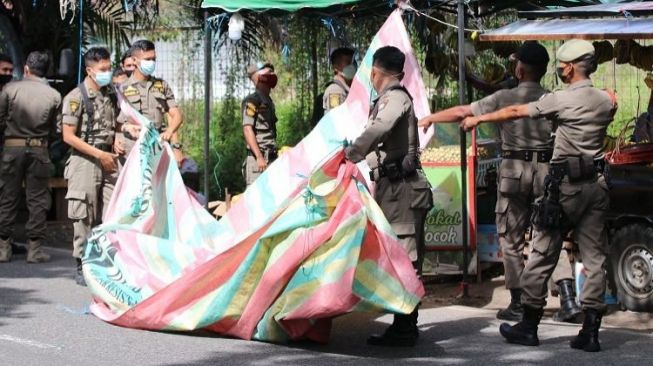 Ganggu Fasilitas Umum, Satpol PP Padang Bongkar Lapak PKL