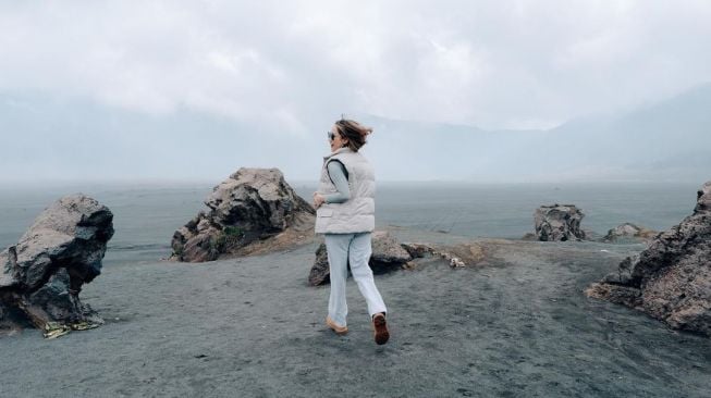 Momen BCL Liburan Bareng Anak di Bromo. [Instagram/@bclsinclair]