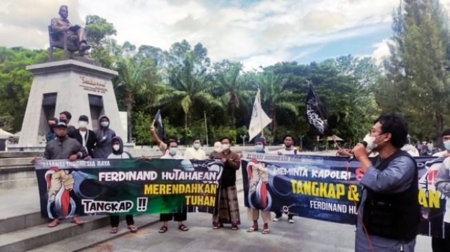 Unjuk Rasa di Stadion Manahan, Aliansi Indonesia Raya Tuntut Ferdinand Hutahaean Ditangkap