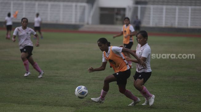 Sejumlah pesepak bola Timnas Putri Indonesia berlatih saat pemusatan latihan di Stadion Madya, kompleks Stadion Utama Gelora Bung Karno (SUGBK), Senayan, Jakarta, Jumat (7/1/2022). [Suara.com/Angga Budhiyanto]