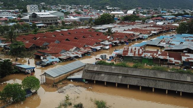 BMKG mengatakan banjir Jayapura turut dipicu oleh dinamika atmosfer. Foto: Suasana Pasar Youtefa yang terendam banjir di Abepura, Jayapura, Papua, Jumat (7/1/2022). Setidaknya enam orang meninggal dalam bencana ini. [Antara/Fredy Fakdawer]