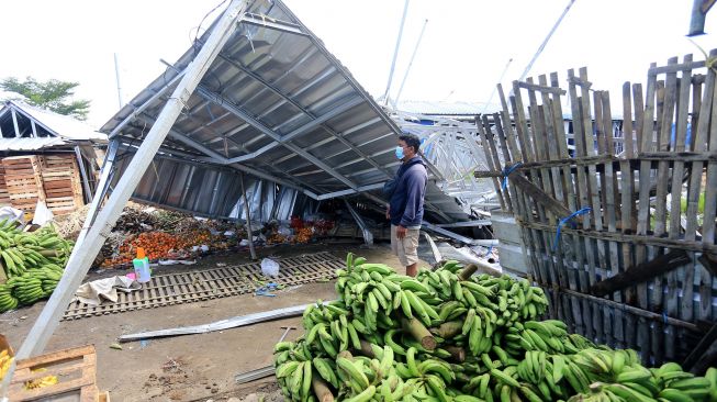 Kios Pedagang Pasar di Indramayu Ambruk Akibat Diterjang Angin Kencang