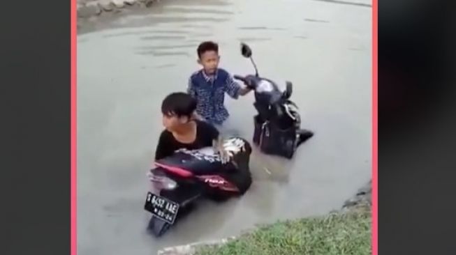 Viral Dua Bocah Tercebur ke Sungai Bareng Sepeda Motor: Mas Tolongin Jangan Divideo
