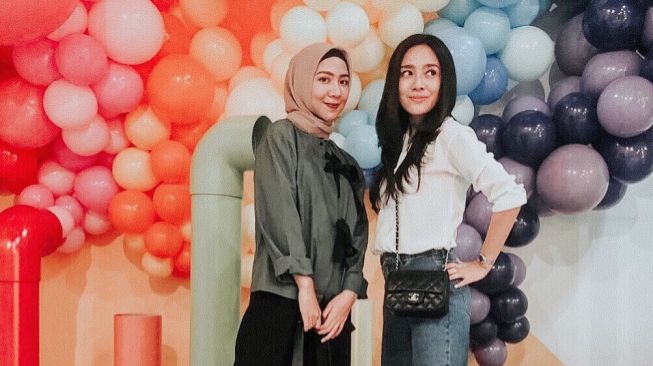 Potret Kompak Dea Ananda dan Laudia. (Instagram/@dea_ananda)