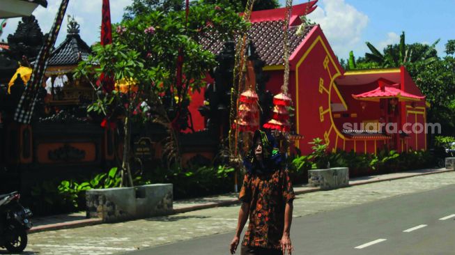 Warga melintas di depan sejumlah tempat ibadah di Universitas Pancasila, jakarta, jumat (7/1/2022).  [Suara.com/Septian]
