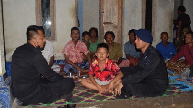 Faris (tengah) saat diserahkan kepada keluarga oleh anggota brimob polres Lombok Tengah yang melakukan penjagaan di Sirkuit Mandalika (ANTARA/Humas Polres Lombok Tengah)