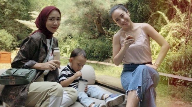 Potret Kompak Dea Ananda dan Laudia. (Instagram/@dea_ananda)