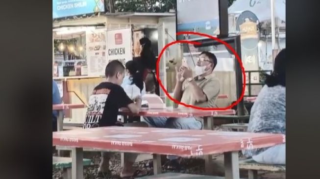 Viral Momen Haru Ayah Memfoto Anaknya saat Makan di Kafe, Warganet Auto Iri