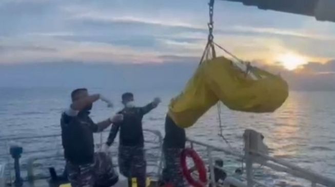 KRI Parang-647 Temukan Mayat Diduga PMI Ilegal Mengapung di Perairan Kuala Tanjung