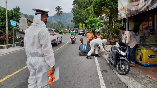 Mobil Tabrak Sepeda Motor di Sumut, Satu Korban Luka Parah Terjepit Tiang Telepon