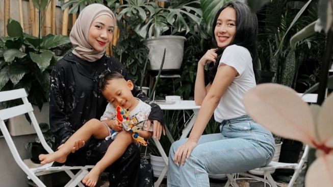 Potret Kompak Dea Ananda dan Laudia. (Instagram/@dea_ananda)