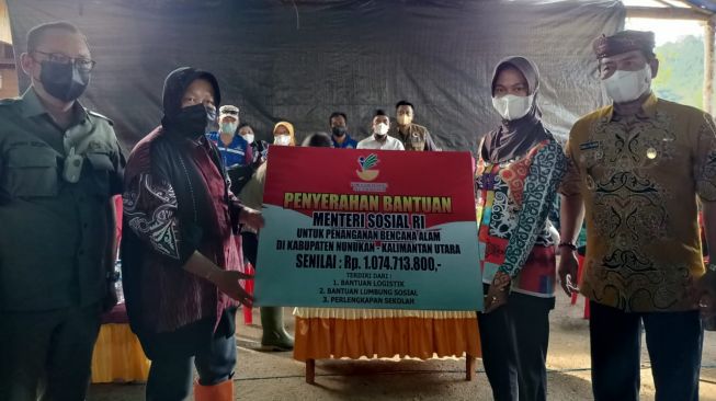 Kunjungi Korban Banjir, Mensos Risma Dengar Curhatan Masyarakat di Nunukan