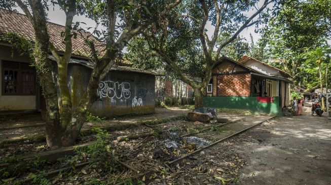 Kondisi salah satu jalur rel kereta api Pandeglang-Labuan yang terbengkalai di Pandeglang, Banten, Minggu (9/1/2022). [ANTARA FOTO/Muhammad Bagus Khoirunas]